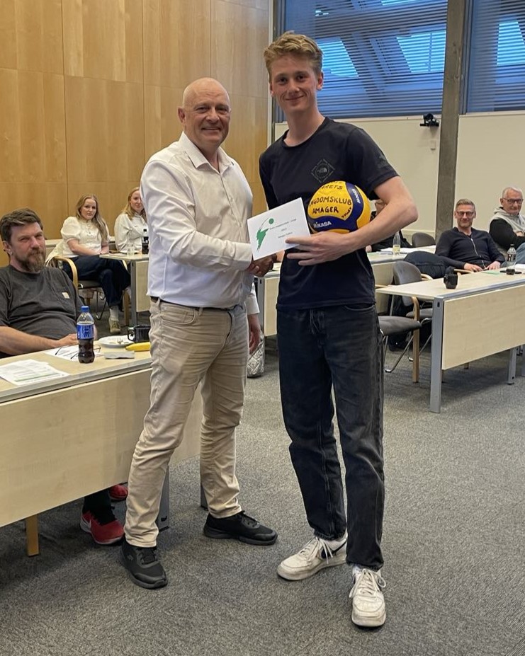 SVBK UU formand, Morten Løgager, med Amager Volleys formand, Bastian Juul Larsen. aarets U klub